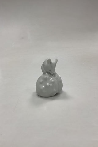Royal Copenhagen Blanc de Chine Figur - Mus på Kastanje No. 63