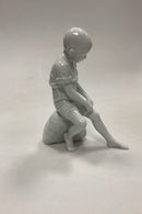 Royal Copenhagen Blanc de Chine Figur - Dreng på Sten No. 520