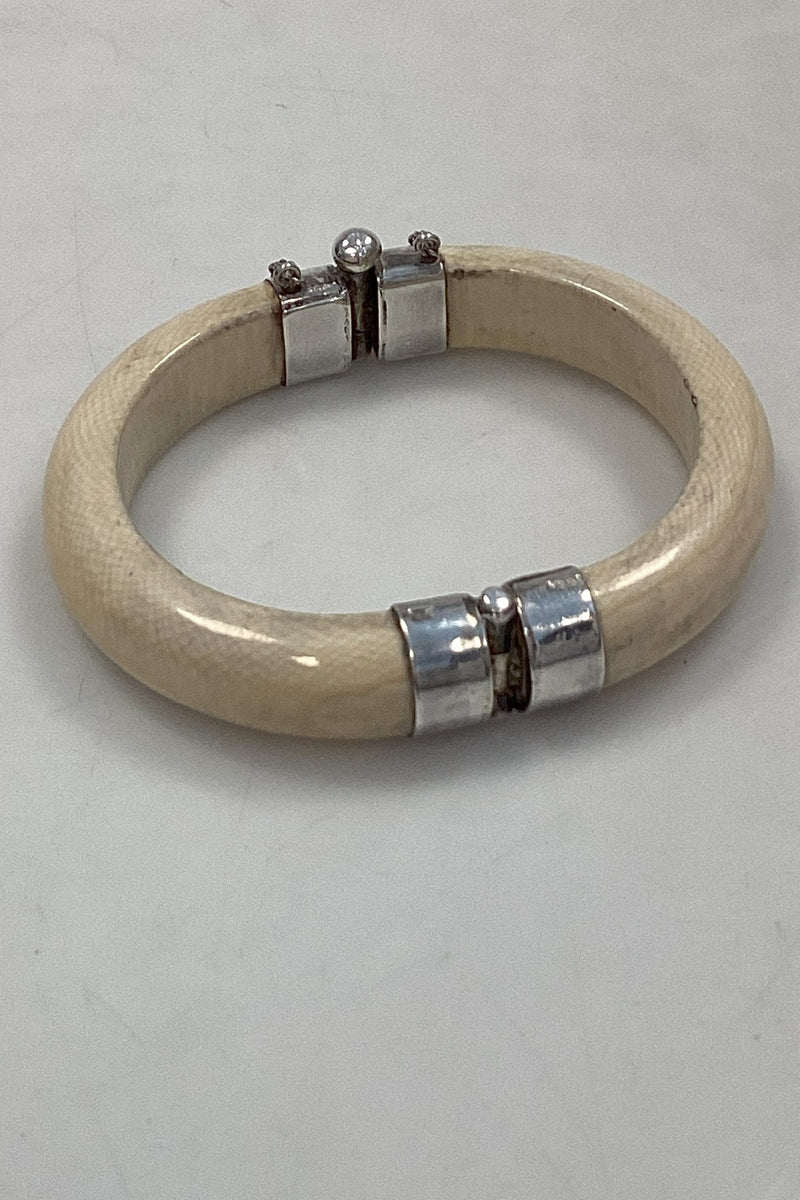 Armbånd af Elfenben med hængsler af Sterling Sølv