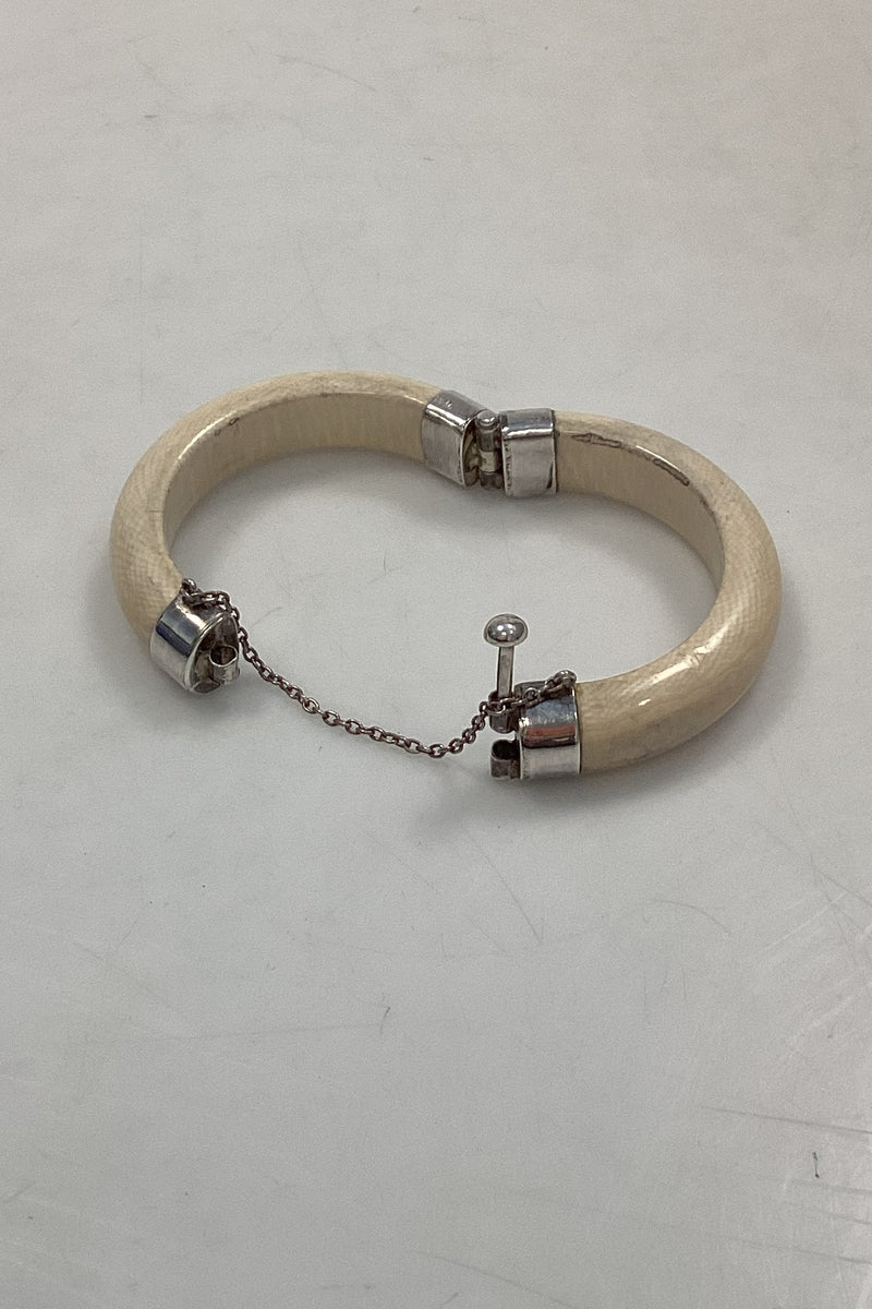 Armbånd af Elfenben med hængsler af Sterling Sølv