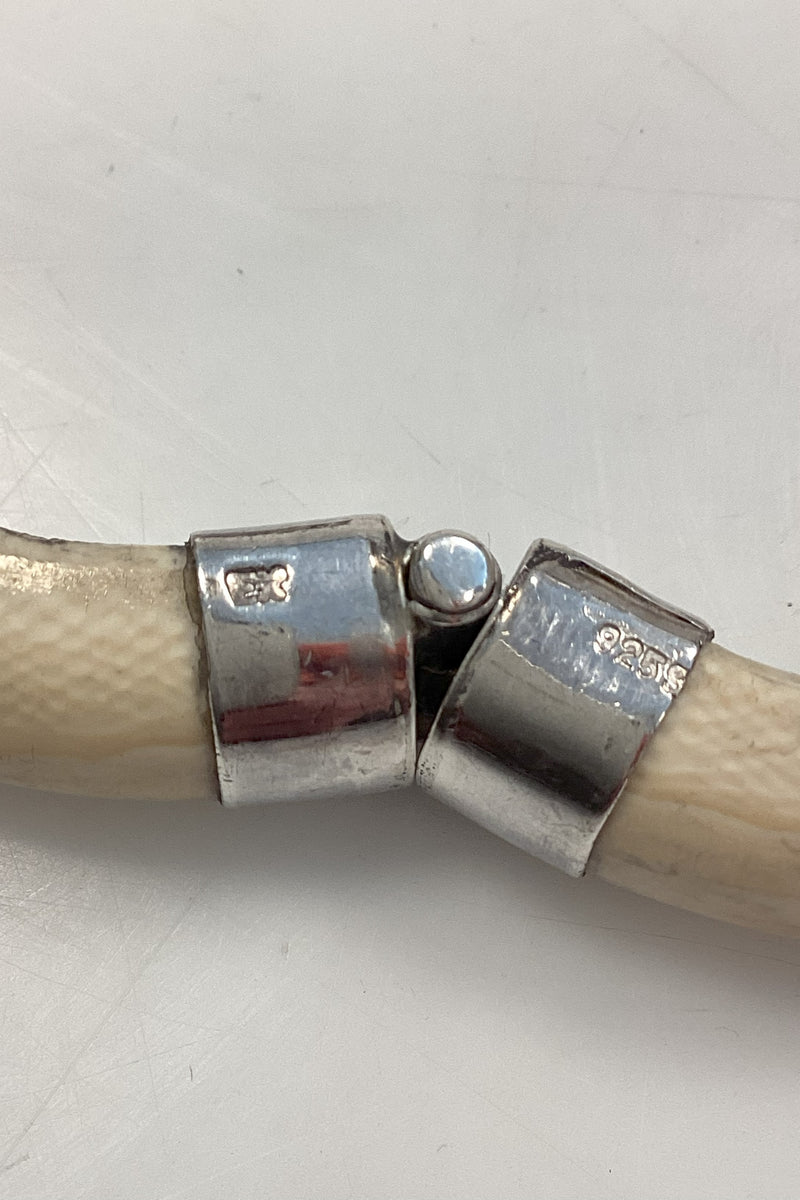 Armbånd af Elfenben med hængsler af Sterling Sølv