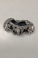 Ornamenteret Jacob Hull Broche i Forsølvet metal med sort sten