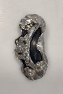 Ornamenteret Jacob Hull Broche i Forsølvet metal med sort sten