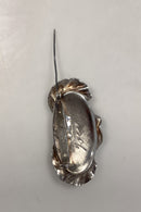 Ornamenteret Jacob Hull Broche i Forsølvet metal med sort sten