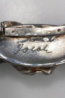 Ornamenteret Jacob Hull Broche i Forsølvet metal med sort sten