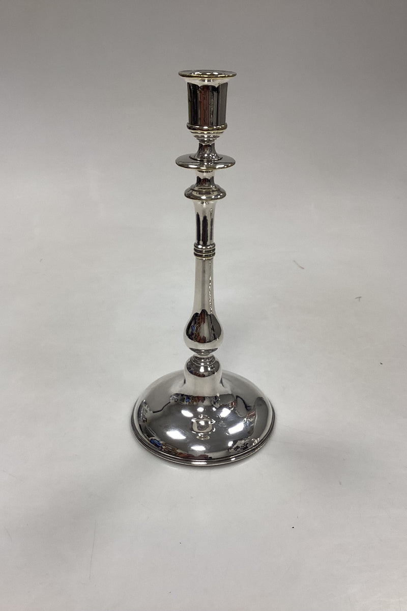 Par Høje Lysestager i Sølvplet af I. P. C. Hansen