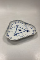 Royal Copenhagen Musselmalet Riflet Trekantet fad No. 27