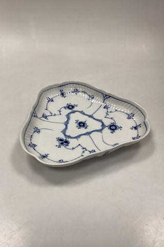 Royal Copenhagen Musselmalet Riflet Trekantet fad No. 27