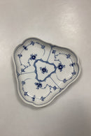 Royal Copenhagen Musselmalet Riflet Trekantet fad No. 27