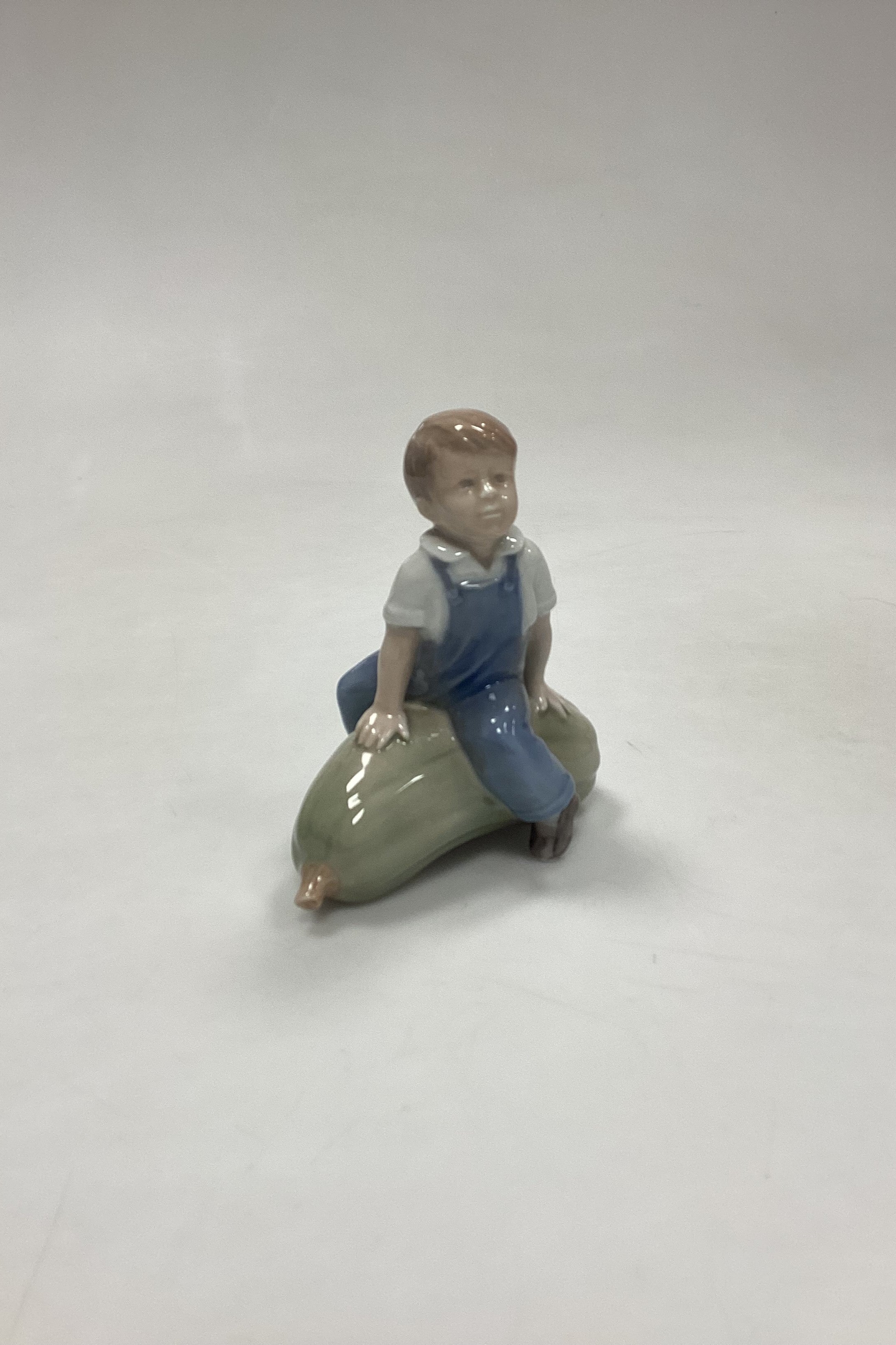 ロイヤルコペンハーゲン フィギュリン カボチャの上の少年 No 4539/153