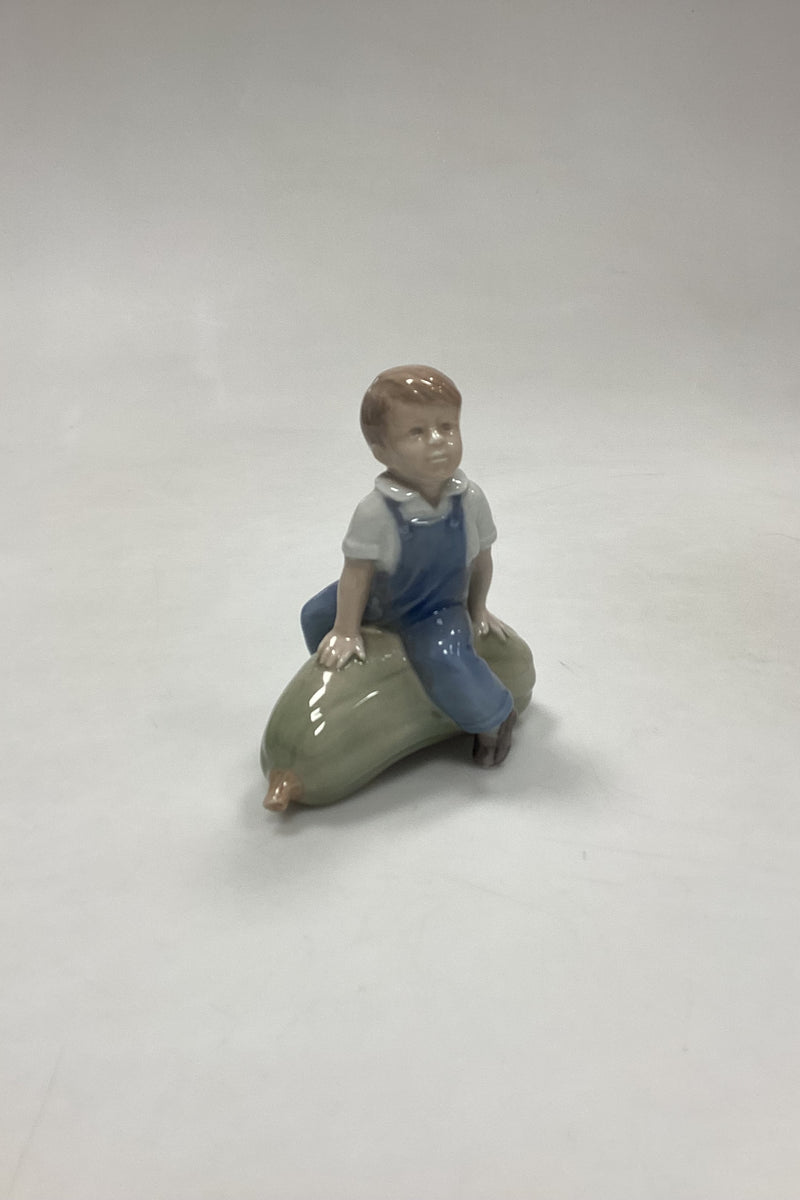 Royal Copenhagen Figur Dreng på græskar No. 4539