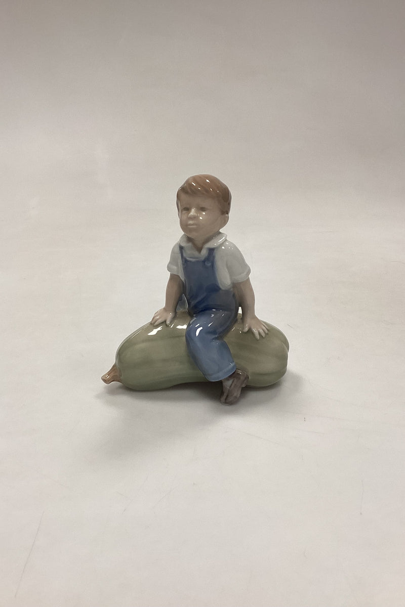 Royal Copenhagen Figur Dreng på græskar No. 4539