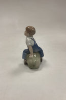Royal Copenhagen Figur Dreng på græskar No. 4539