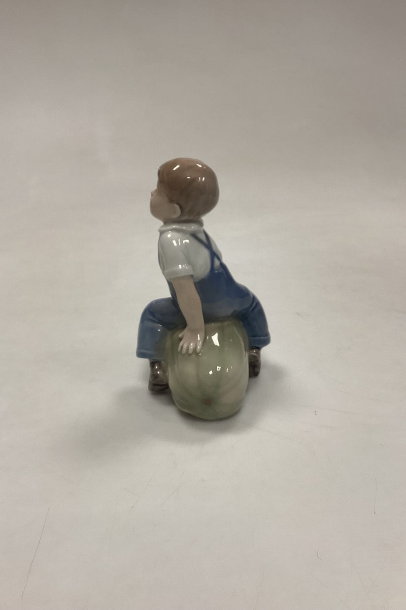 Royal Copenhagen Figur Dreng på græskar No. 4539