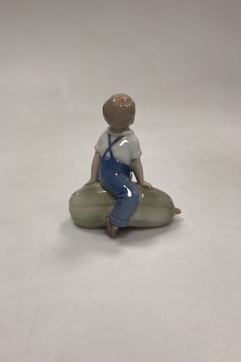 Royal Copenhagen Figur Dreng på græskar No. 4539