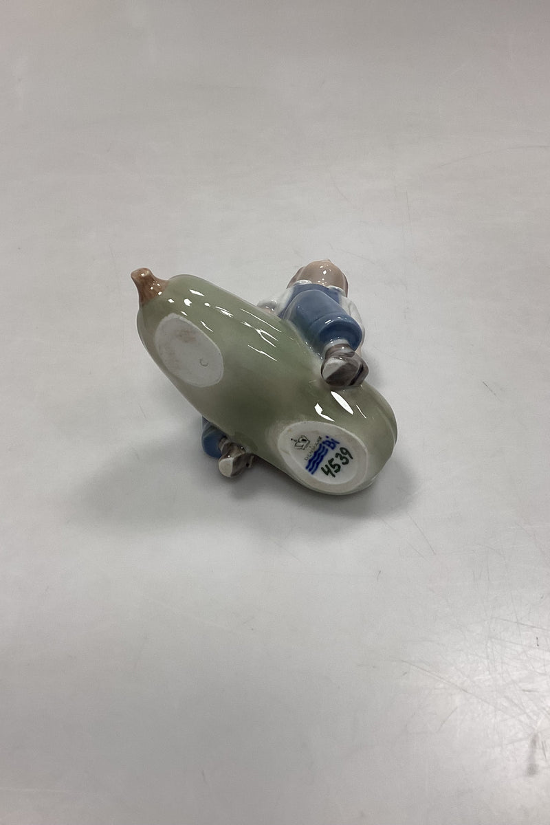 Royal Copenhagen Figur Dreng på græskar No. 4539