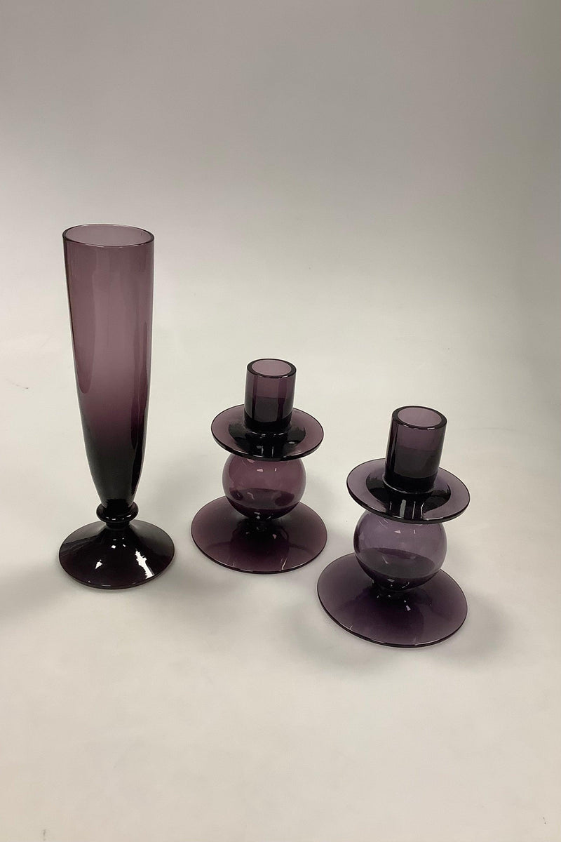Wedgewood Kunstglas Moderne Vase og Par lysestager i Violet - Danam Antik