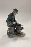 Royal Copenhagen Figur Jäger mit Hund Nr. 1087