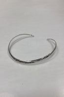 Moderne Åben Halsring i Sterling Sølv