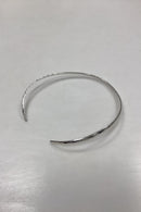 Moderne Åben Halsring i Sterling Sølv