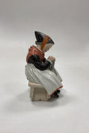 Royal Copenhagen Figur i Overglasur - Amagerpige No. 1314