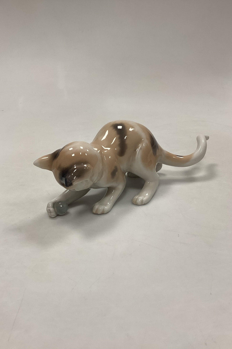 Bing og Grøndahl Figur - Kat der leger med bold No. 1799 - Danam Antik