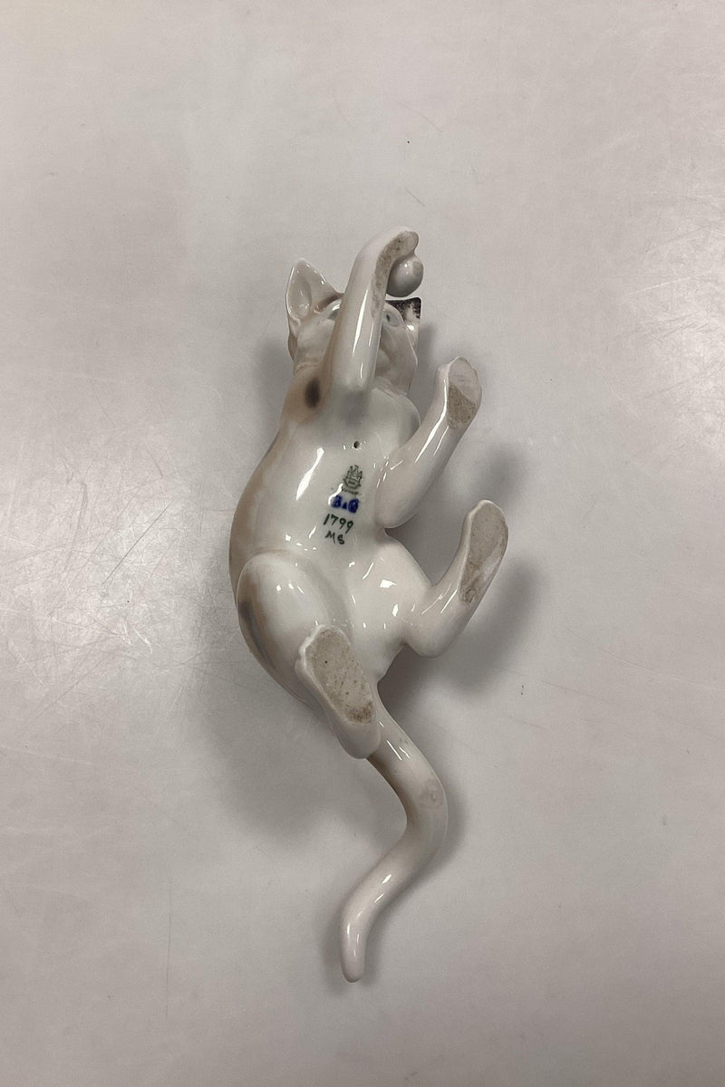 Bing og Grøndahl Figur - Kat der leger med bold No. 1799 - Danam Antik