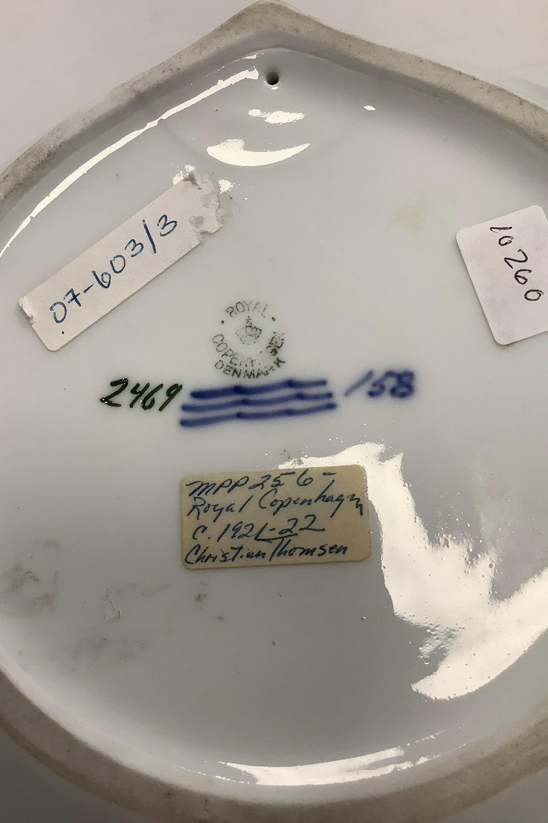 Royal Copenhagen Art Nouveau Dame med åkander No 2469