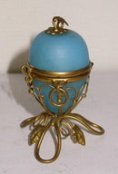 Opalglas-Ei im Metallständer mit Überraschung