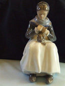 Royal Copenhagen Figur Strikkende Amagerpige No. 1317