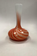 Glasvase in weißen und roten Farben Skandinavisch