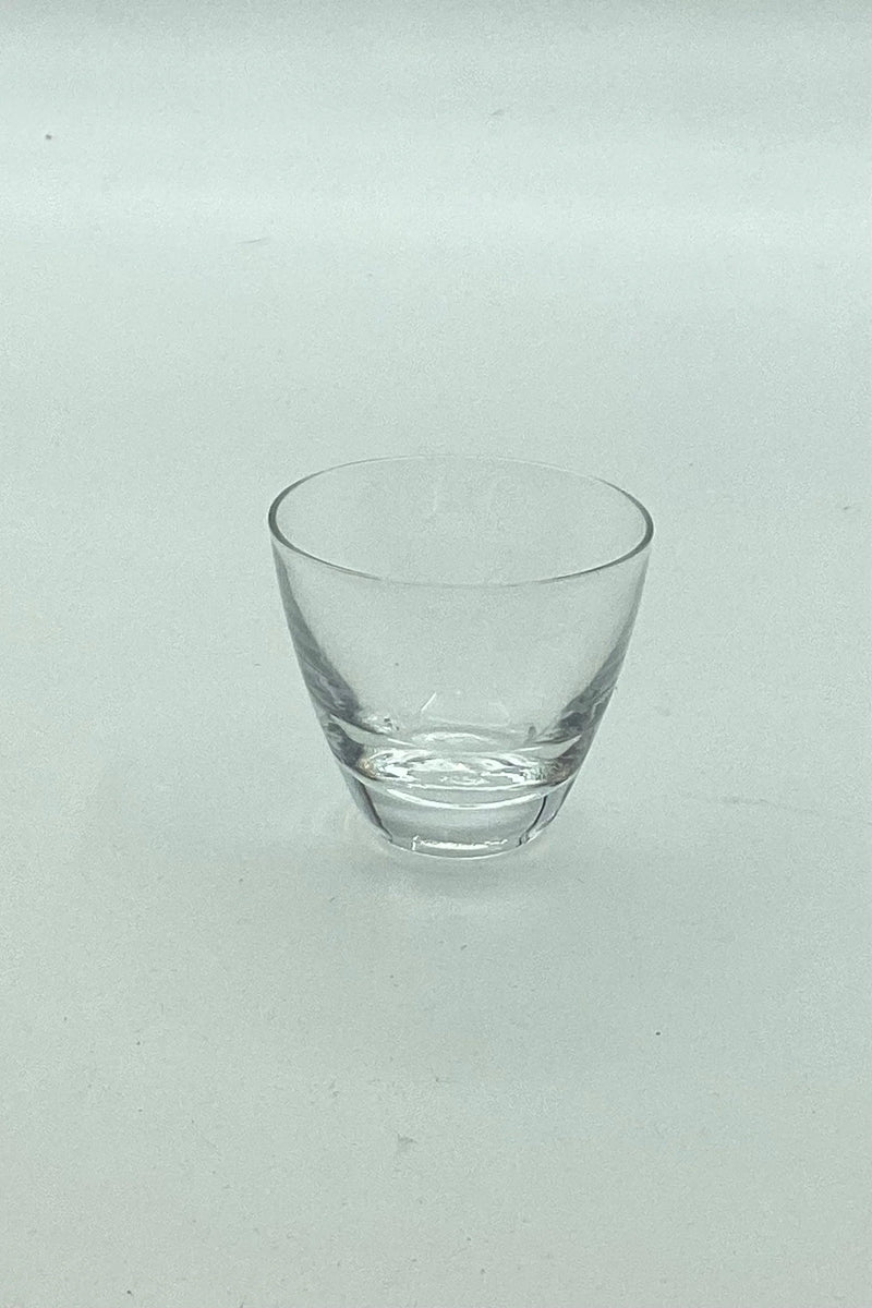 Hvidt "Copenhagen" snapseglas fra Holmegaard Glasværk. Designet af Per Lütken