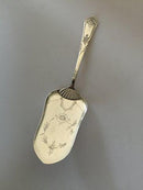 Großer Lagkage Servierlöffel in Silber mit schönen Mustern von 1913