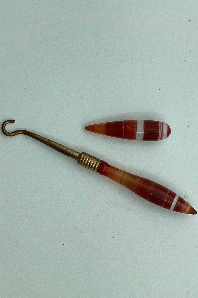 Agat nips. Den ene del "snørrebåndshjælper"  Sælges samlet.