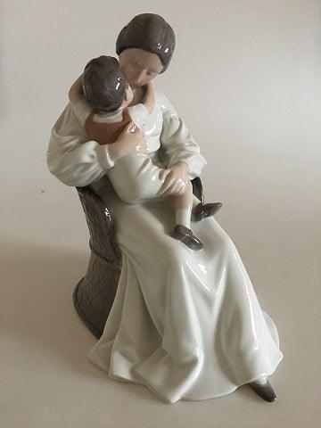 Bing & Grøndahl Figur af Mor og Barn i Kurvestol No 1552