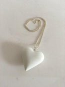 Royal Copenhagen Sterling Sølv Halskæde med Hvidt Hjertevedhæng af Porcelæn.