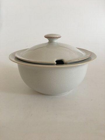 Bing Grondahl 釉面石器 "Coppelia "带盖服务碗 No 512