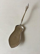 Schöner verschnörkelter Silberlöffel mit gebogenem Griff. CAB