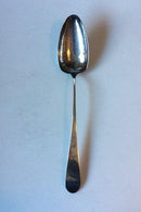 Großer Servierlöffel aus dreitürmigem Silber.