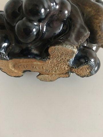 Bing & Grøndahl Stentøjs figur dreng med druer af Kai Nielsen