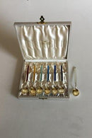 A. Michelsen Vergoldetes Sterlingsilber mit farbiger Emaille. 6er-Set Theskeer plus ein Extra