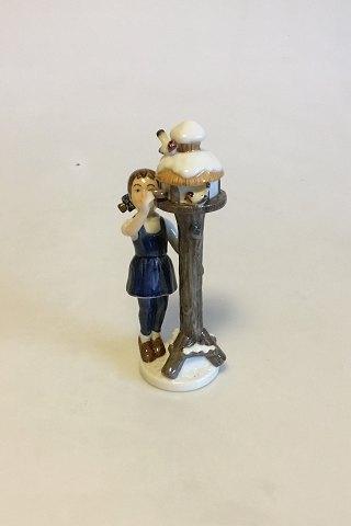 Royal Copenhagen Årsfigur af Pige ved foderbræt No. 757
