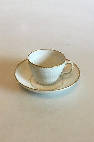 Royal Copenhagen Hvid Svejfet Kaffekop med underkop No 1549 med takket guldkant (Stel 387 / Josephine) Kaffekop med underkop No 1549