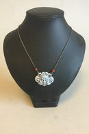 Royal Copenhagen Vedhæng af porcelæn designet af Arje Griegst. Sterling sølv af Anton Michelsen