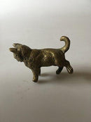 后腿站立的猫的青铜像