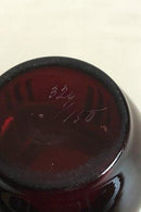 Bordeauxrød vase med gulddekoration