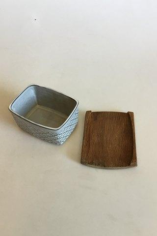 Bing & Grondahl / Kronjyden Cordial Grey Butter Churn with Teak Lid No 682（ビング＆グロンダール/クロニデンコーディアルグレーバターチャーン、チーク蓋付き）。