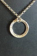 Chain in 14K. White gold with round pendant with 30 small stones