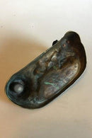 带墨盒的青铜笔架。装饰有猫头鹰