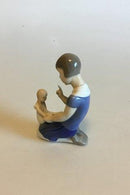 Bing & Grondahl Figur eines Mädchens mit Puppe Nr. 2191